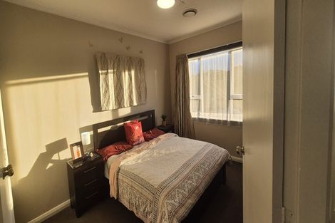 Photo of property in 11 Miles Crescent, Newlands, Wellington, 6037