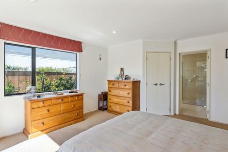 Photo of property in 27 Quadrant Heights, Paraparaumu, 5032