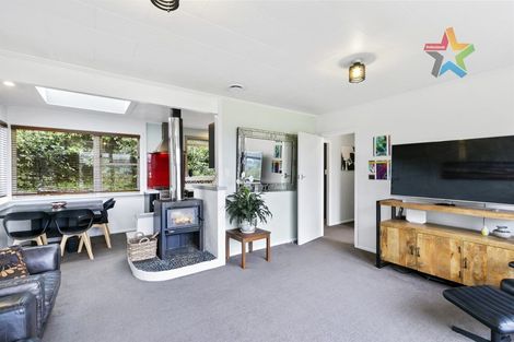 Photo of property in 10 Innes Way, Newlands, Wellington, 6037
