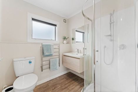 Photo of property in 24 Kiteroa Terrace, Rothesay Bay, Auckland, 0630