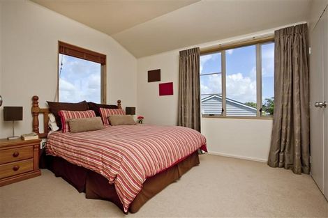 Photo of property in 2/190 East Coast Road, Forrest Hill, Auckland, 0620
