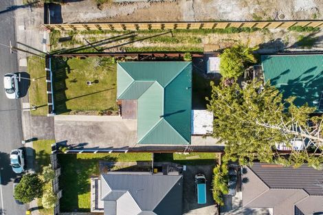 Photo of property in 1/81 Awaroa Road, Sunnyvale, Auckland, 0612