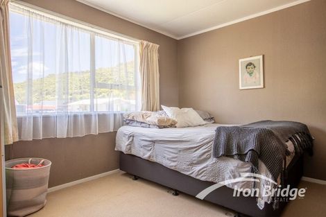 Photo of property in 2 Hartford Crescent, Totara Park, Upper Hutt, 5018