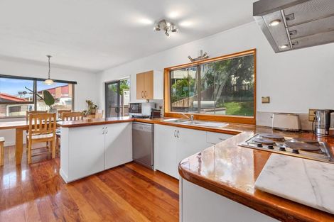 Photo of property in 28 Stapleford Crescent, Browns Bay, Auckland, 0630