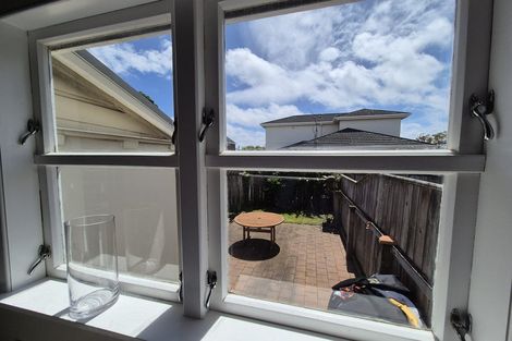Photo of property in 17 Apu Crescent, Lyall Bay, Wellington, 6022