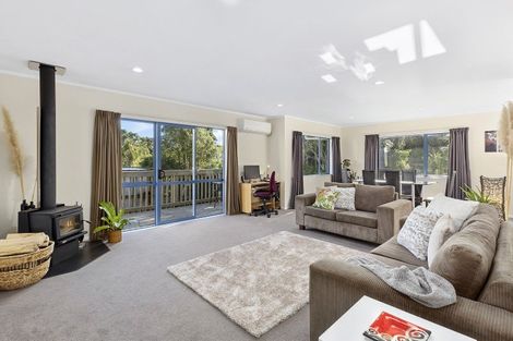 Photo of property in 49a Lyndfield Lane, Newlands, Wellington, 6037