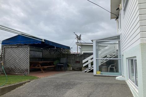 Photo of property in 48 Fourth Avenue, Urenui, 4377