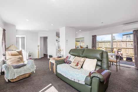 Photo of property in 2/10 Ross Crescent, Orewa, 0931
