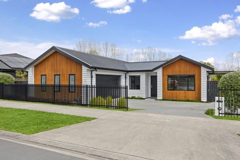Photo of property in 23 Vogwill Road, Kumeu, 0810