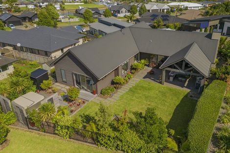 Photo of property in 18 Topping Place, Whitianga, 3510