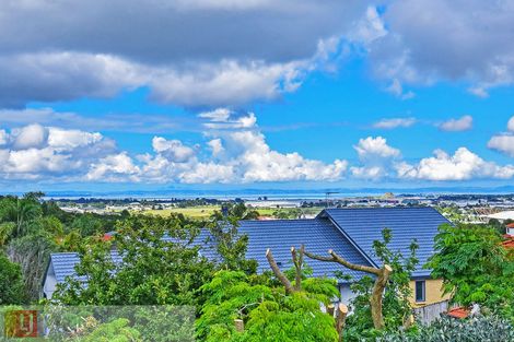 Photo of property in 1/49 Ribbonwood Crescent, Goodwood Heights, Auckland, 2105