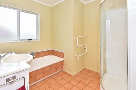 Photo of property in 2/13 Bunnythorpe Road, Papakura, 2110