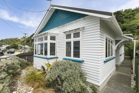 Photo of property in 238 Queens Drive, Lyall Bay, Wellington, 6022