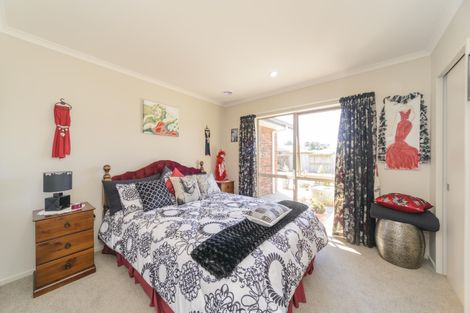 Photo of property in 11 Chestnut Close, Kelvin Grove, Palmerston North, 4414