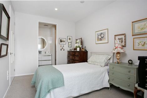 Photo of property in 204/86 Alpha Street, Cambridge, 3434