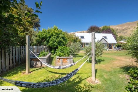 Photo of property in 16 Heuchan Lane, Wanaka, 9305