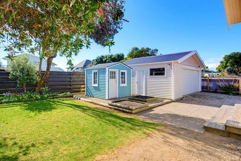 Photo of property in 6 Adrian Grove, Waikanae Beach, Waikanae, 5036