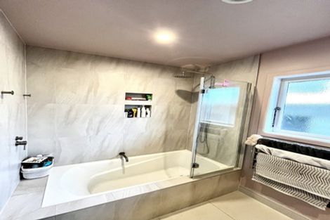 Photo of property in 52 Flanshaw Road, Te Atatu South, Auckland, 0610