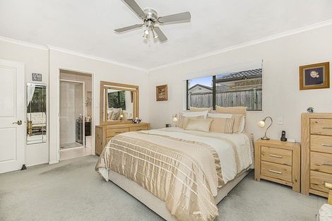 Photo of property in 70 Lothian Brae, Wattle Downs, Auckland, 2103