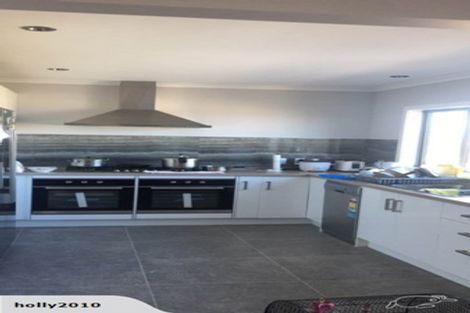 Photo of property in 17 Somes Crescent, Newlands, Wellington, 6037