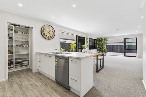 Photo of property in 4 Kriletich Drive, Kumeu, 0810