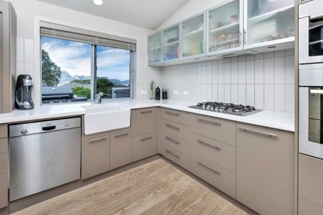 Photo of property in 15 Miami Place, One Tree Point, 0118