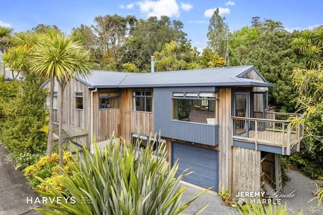 Photo of property in 17 West Lynn Road, Titirangi, Auckland, 0604