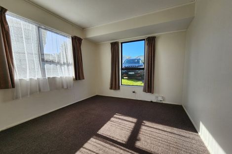 Photo of property in 3b Stroud Way, Newlands, Wellington, 6037