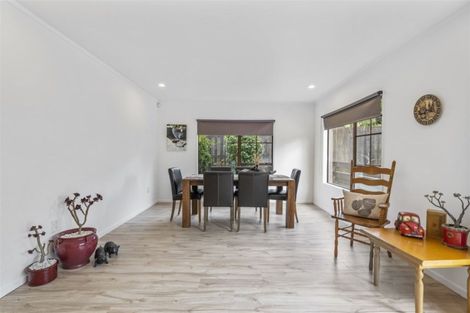 Photo of property in 8 Curacao Place, Half Moon Bay, Auckland, 2012