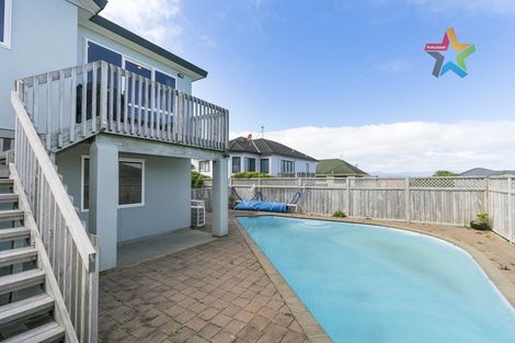 Photo of property in 8 Bennett Grove, Newlands, Wellington, 6037