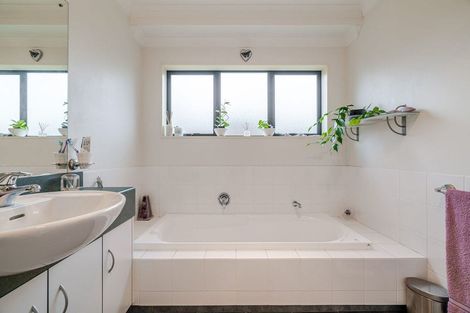 Photo of property in 62 Royal Oak Drive, Kelvin Grove, Palmerston North, 4414