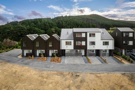 Photo of property in 90 Ara Paiwhenua, Tawa, Wellington, 5028