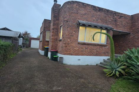 Photo of property in 8 Staveley Avenue, Mount Roskill, Auckland, 1041