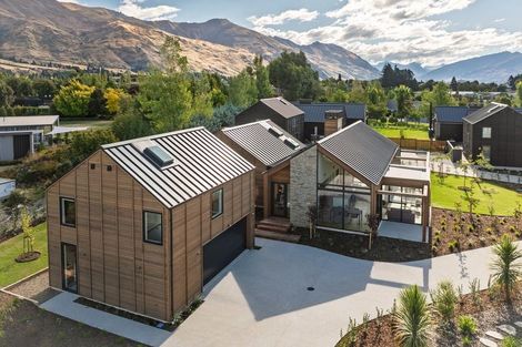Photo of property in 16 Mccaw Mews, Wanaka, 9305