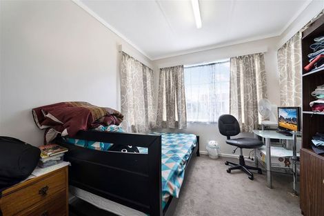 Photo of property in 2 Fruitvale Road, New Lynn, Auckland, 0600