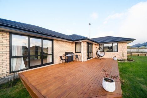 Photo of property in 19 Monaco Grove, Fitzherbert, Palmerston North, 4410