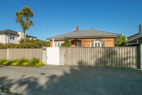 Photo of property in 37 Harbour View Road, Point Chevalier, Auckland, 1022