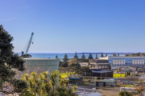 Photo of property in 32 Ngamotu Road, Moturoa, New Plymouth, 4310