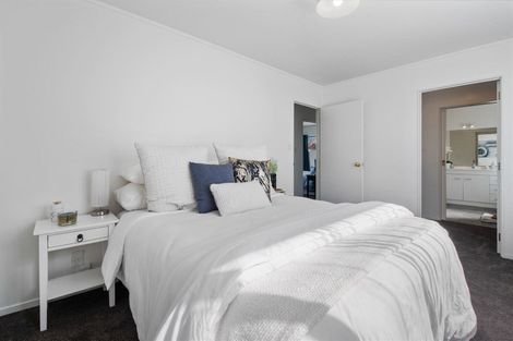 Photo of property in 2/5 Remus Place, Totara Vale, Auckland, 0629