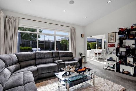 Photo of property in 27 Montague Grove, Stratford, 4332