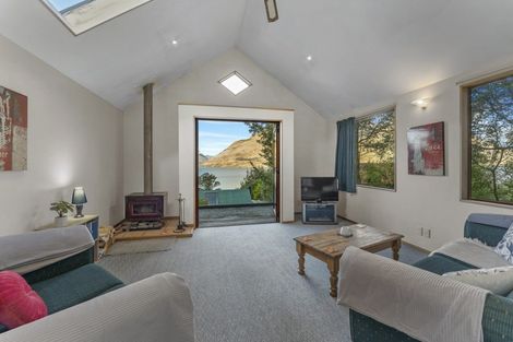 Photo of property in 22a Evergreen Place, Sunshine Bay, Queenstown, 9300