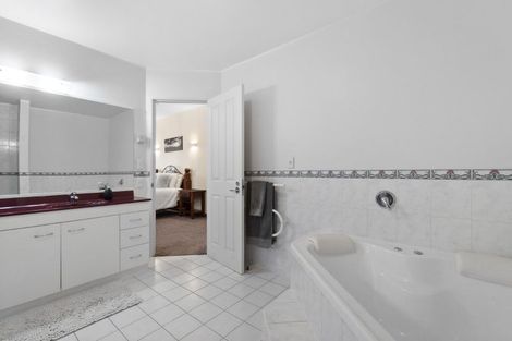 Photo of property in 2 Minchin Crescent, St Andrews, Hamilton, 3200