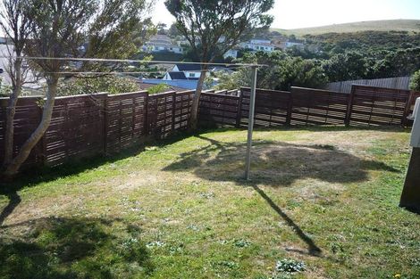Photo of property in 15a Bayswater Place, Newlands, Wellington, 6037