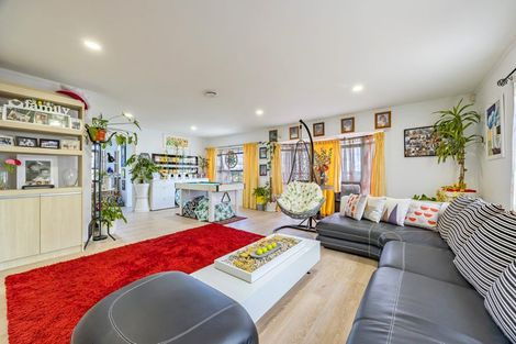 Photo of property in 21 Tyrico Close, Unsworth Heights, Auckland, 0632