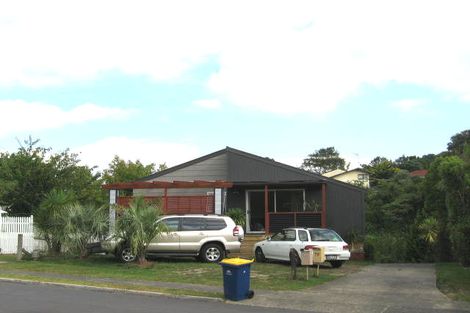 Photo of property in 2/9 Scarlock Avenue, Browns Bay, Auckland, 0630