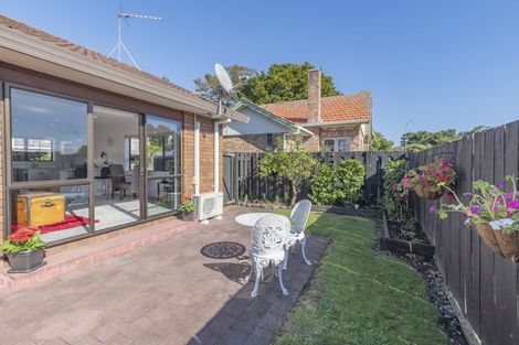 Photo of property in 2/10 Great South Road, Papakura, 2110