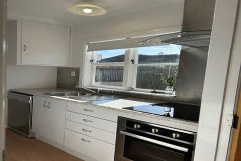 Photo of property in 18 Saulbrey Grove, Woburn, Lower Hutt, 5010