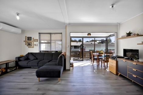 Photo of property in 6a Brixham Place, Merrilands, New Plymouth, 4312