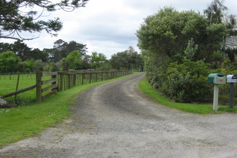 Photo of property in 53 Motu Road, Kumeu, 0891