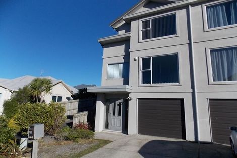 Photo of property in 81 Dress Circle, Newlands, Wellington, 6037